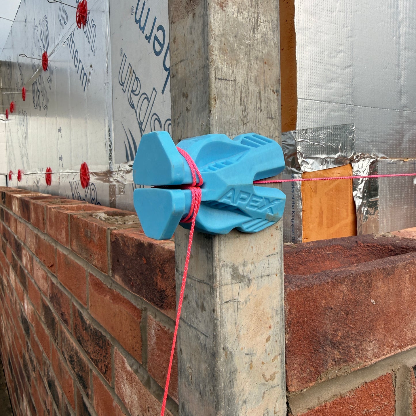Crompton Apex Corner Block — Racing-Inspired Line Block for Bricklayers | UK Designed & Patented | 6 Colours | Pair