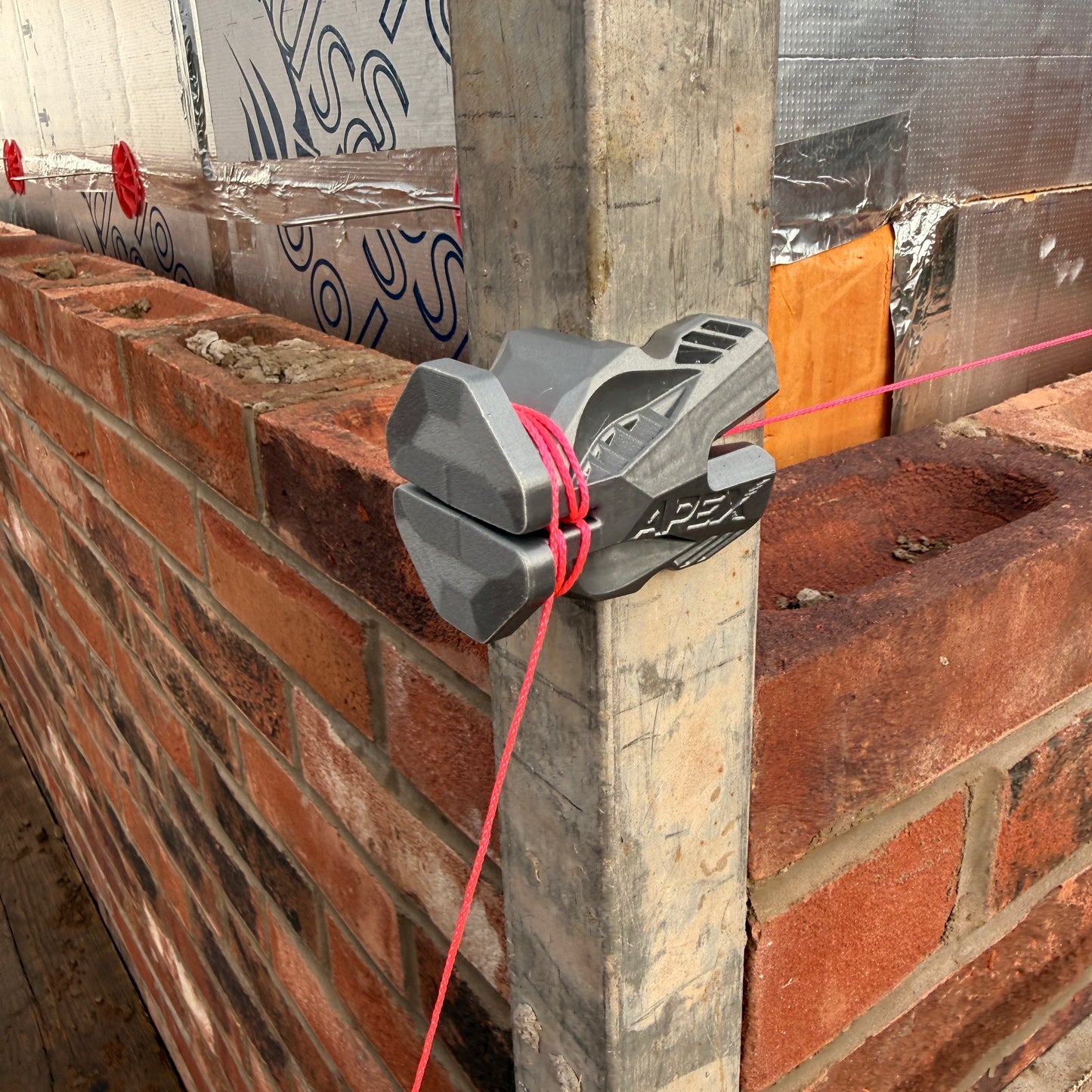Crompton Apex Corner Block — Racing-Inspired Line Block for Bricklayers | UK Designed & Patented | 6 Colours | Pair