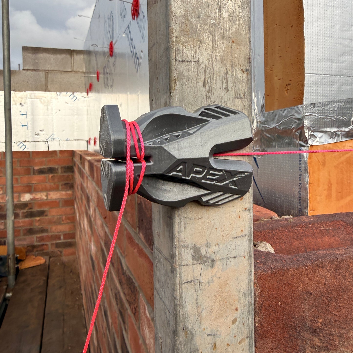 Crompton Apex Corner Block — Racing-Inspired Line Block for Bricklayers | UK Designed & Patented | 6 Colours | Pair