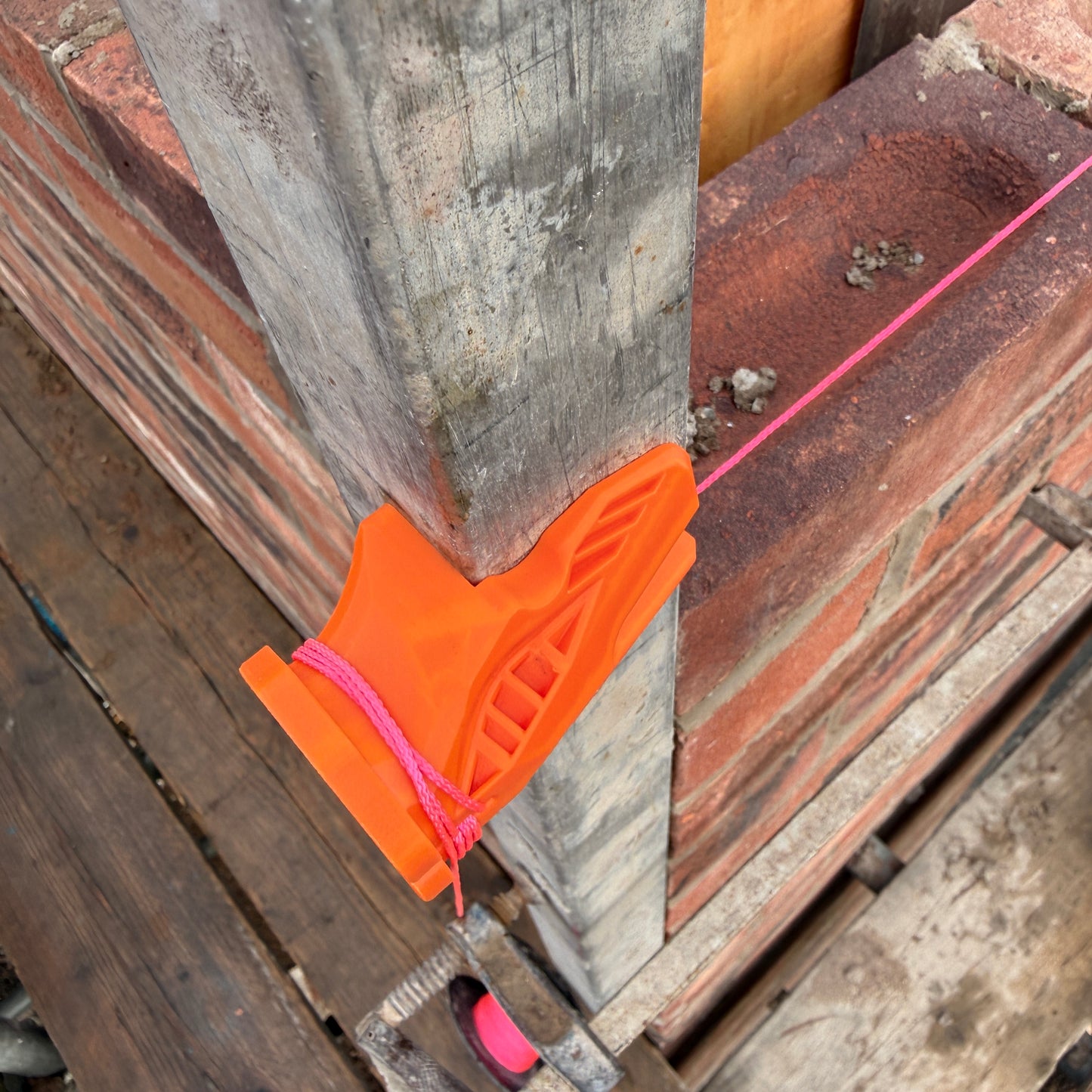 Crompton Apex Corner Block — Racing-Inspired Line Block for Bricklayers | UK Designed & Patented | 6 Colours | Pair