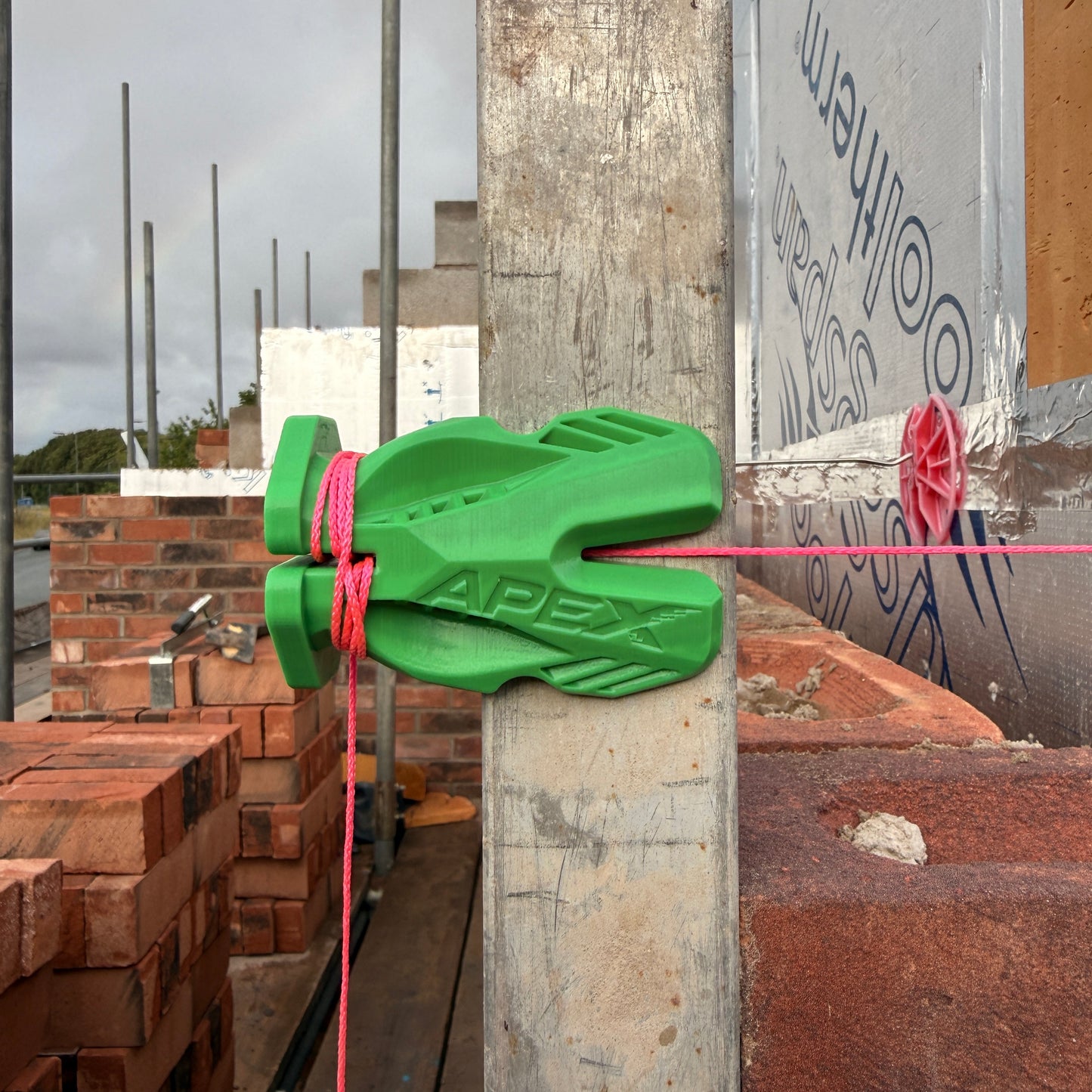 Crompton Apex Corner Block — Racing-Inspired Line Block for Bricklayers | UK Designed & Patented | 6 Colours | Pair