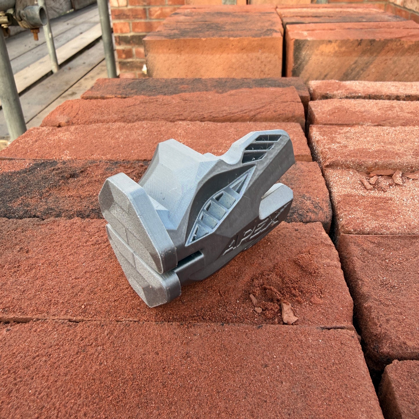 Crompton Apex Corner Block — Racing-Inspired Line Block for Bricklayers | UK Designed & Patented | 6 Colours | Pair