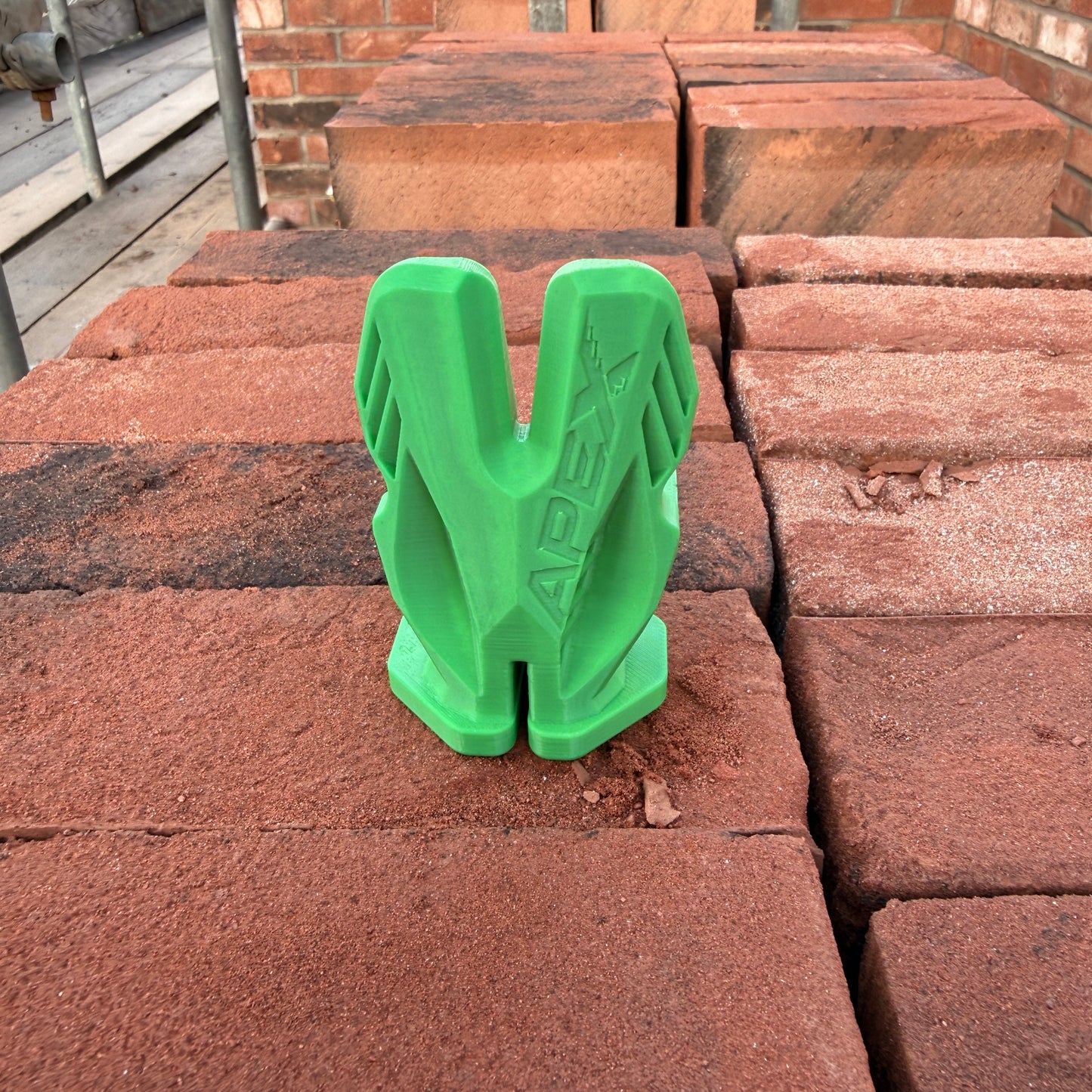 Crompton Apex Corner Block — Racing-Inspired Line Block for Bricklayers | UK Designed & Patented | 6 Colours | Pair