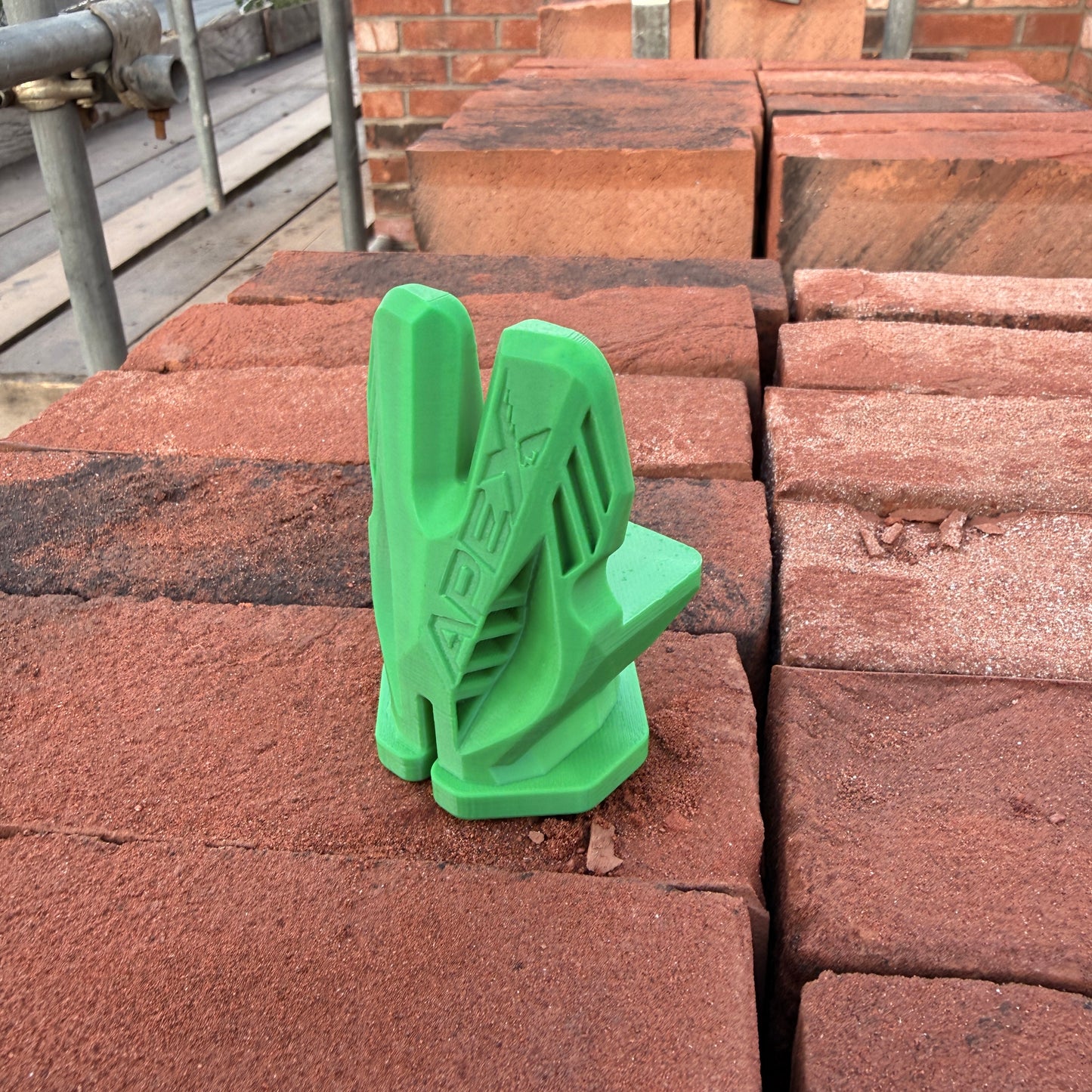 Crompton Apex Corner Block — Racing-Inspired Line Block for Bricklayers | UK Designed & Patented | 6 Colours | Pair