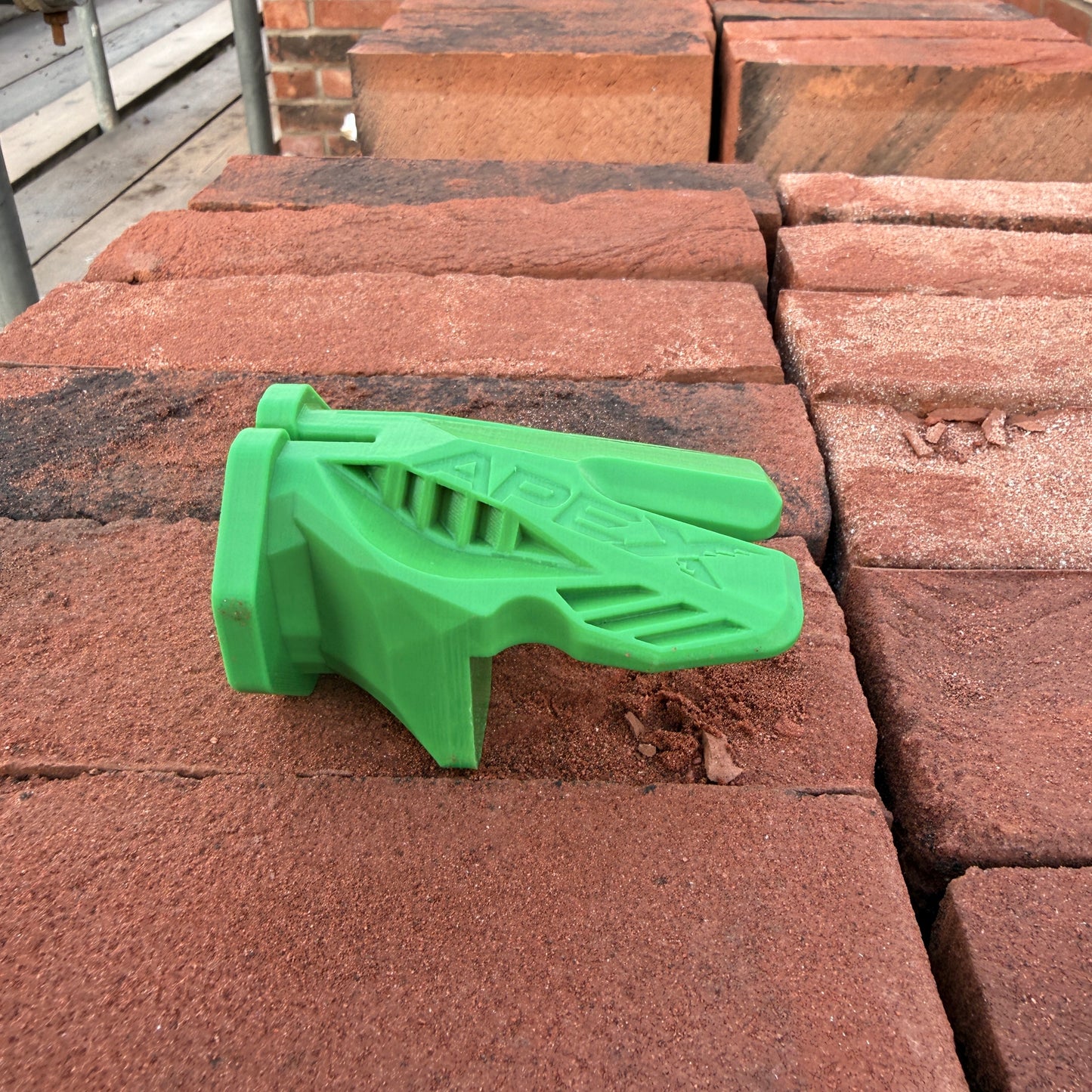 Crompton Apex Corner Block — Racing-Inspired Line Block for Bricklayers | UK Designed & Patented | 6 Colours | Pair
