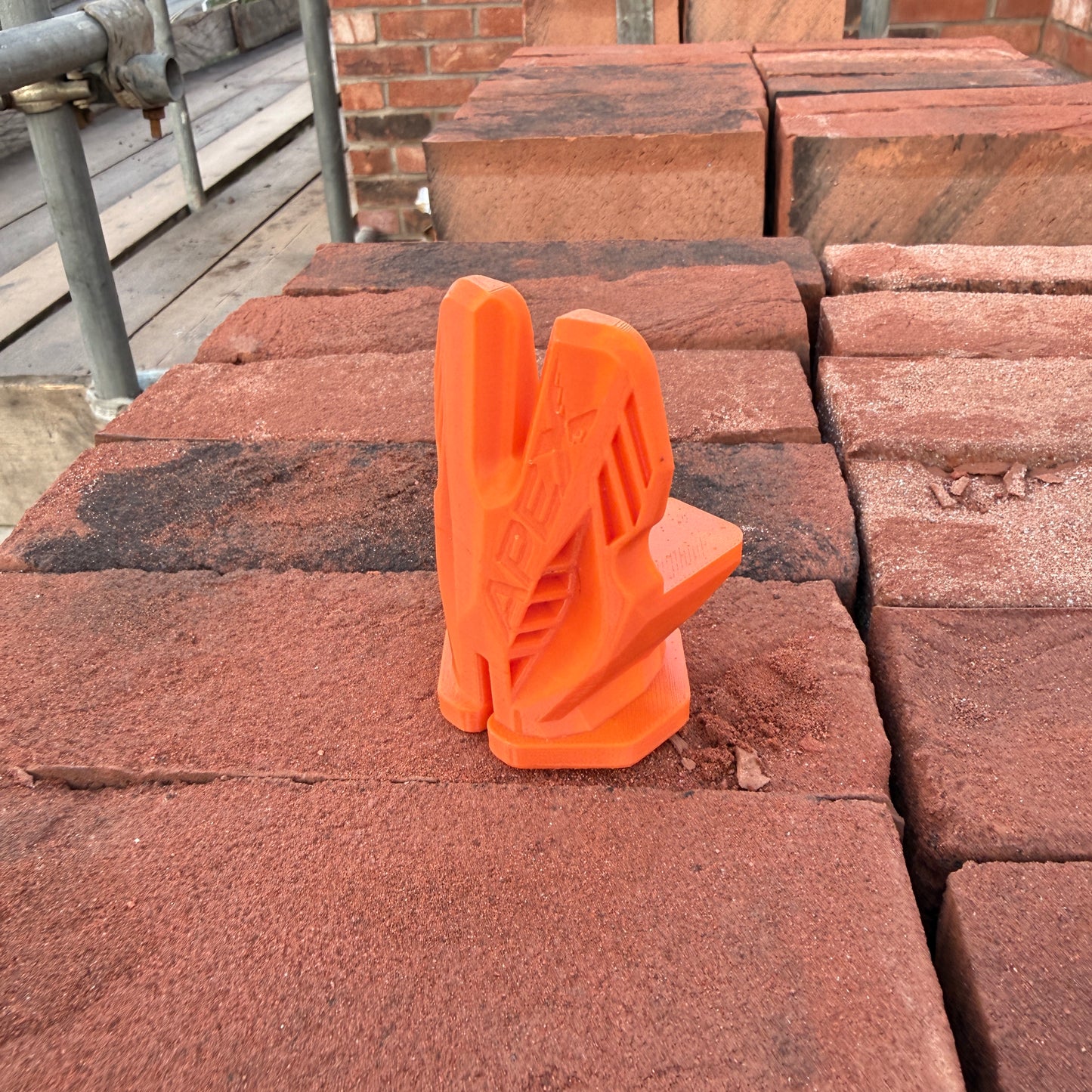 Crompton Apex Corner Block — Racing-Inspired Line Block for Bricklayers | UK Designed & Patented | 6 Colours | Pair