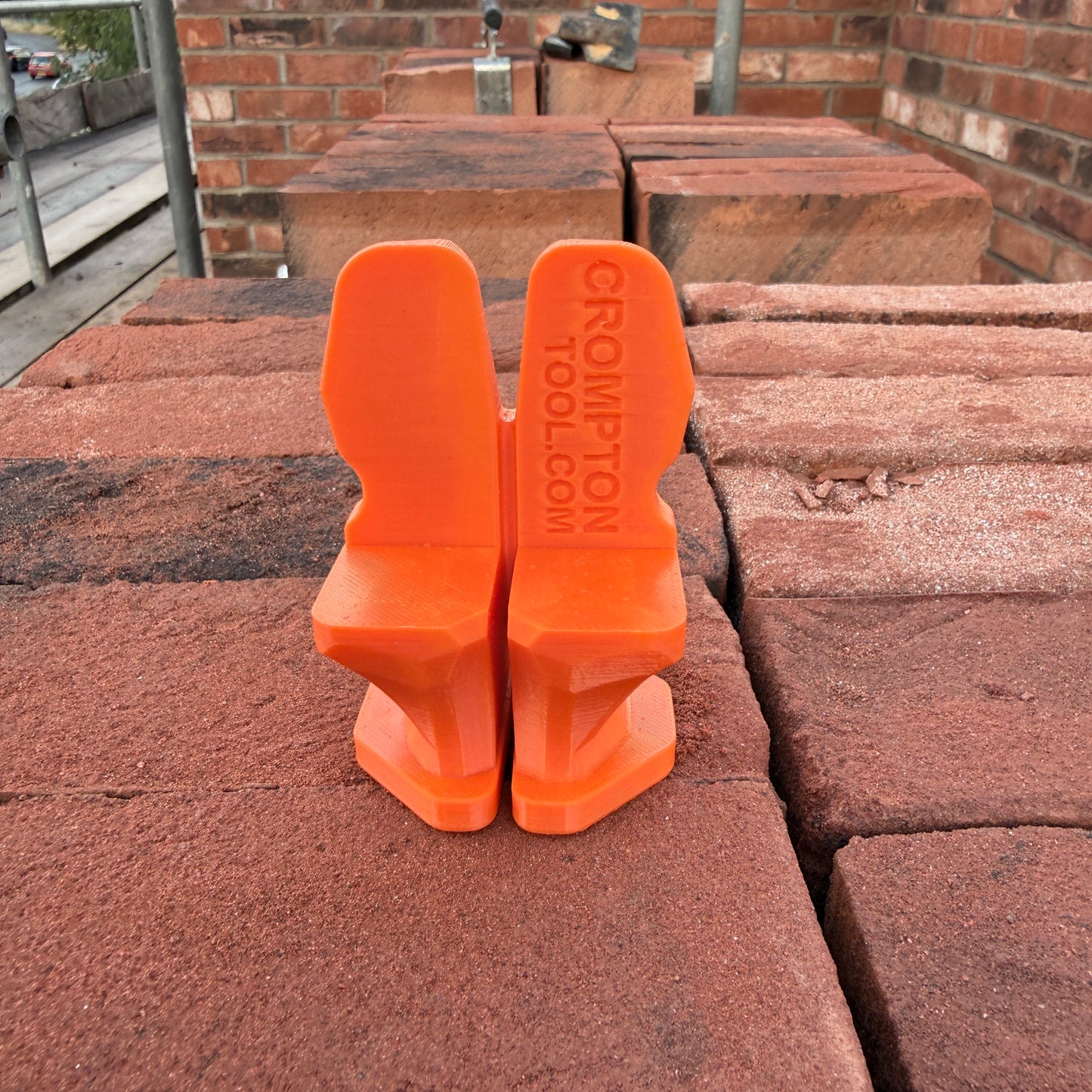 Crompton Apex Corner Block — Racing-Inspired Line Block for Bricklayers | UK Designed & Patented | 6 Colours | Pair