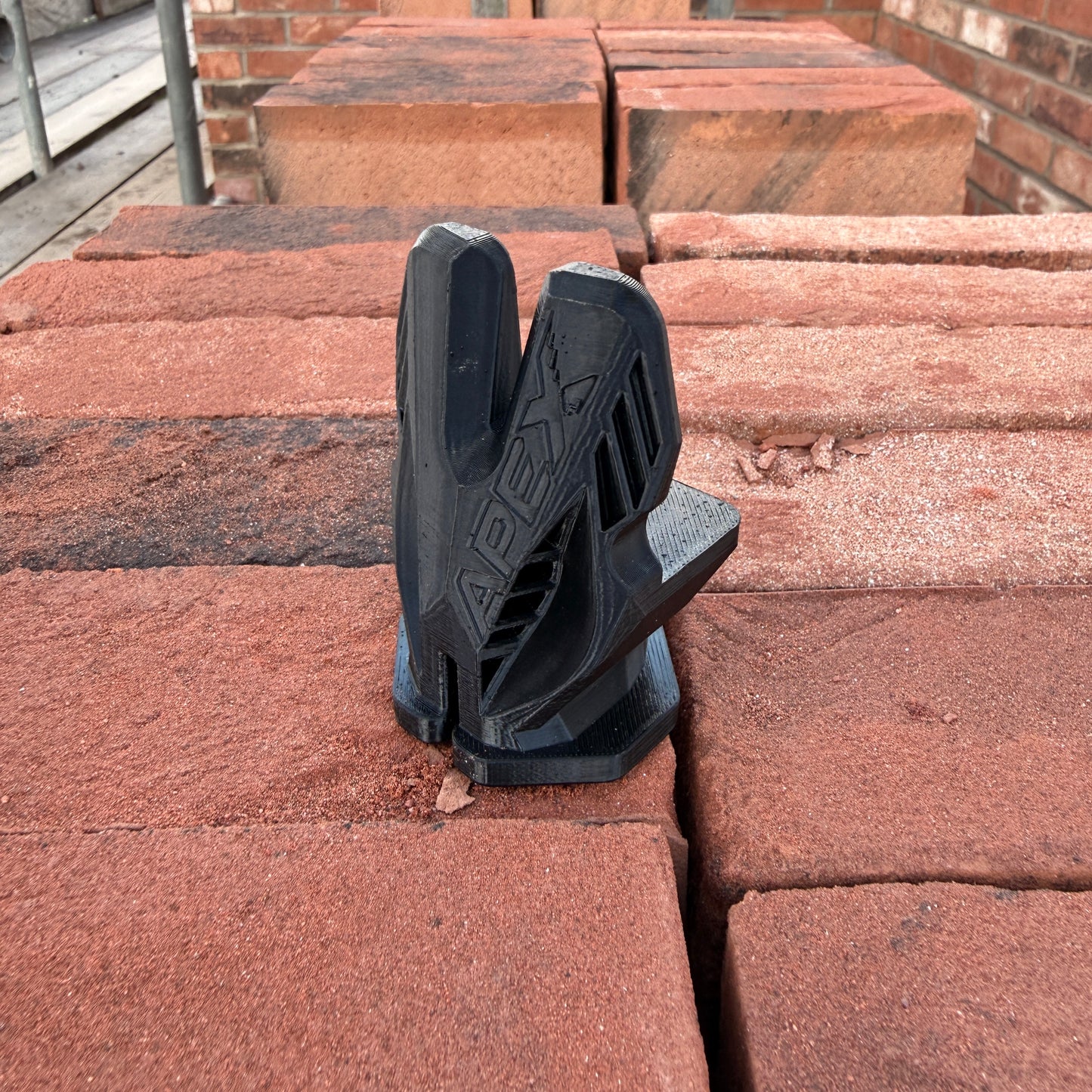 Crompton Apex Corner Block — Racing-Inspired Line Block for Bricklayers | UK Designed & Patented | 6 Colours | Pair