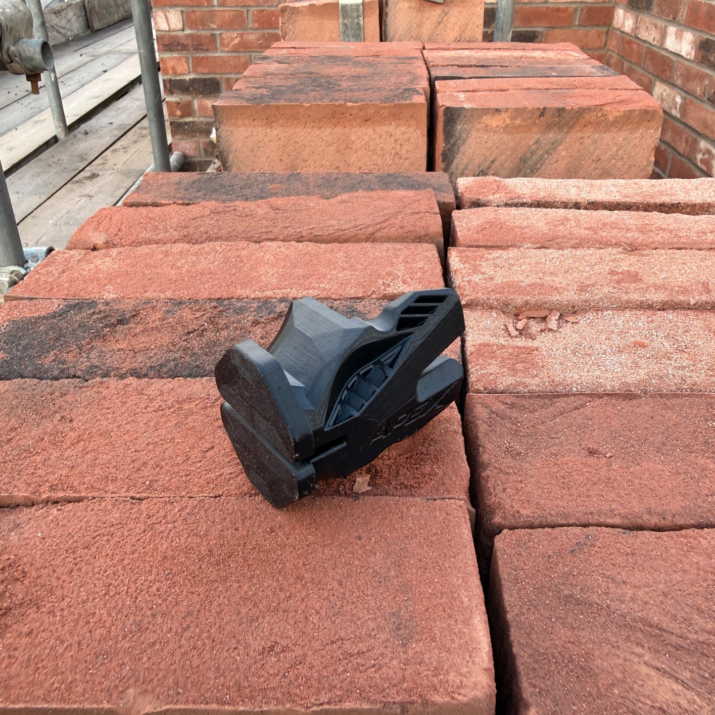 Crompton Apex Corner Block — Racing-Inspired Line Block for Bricklayers | UK Designed & Patented | 6 Colours | Pair