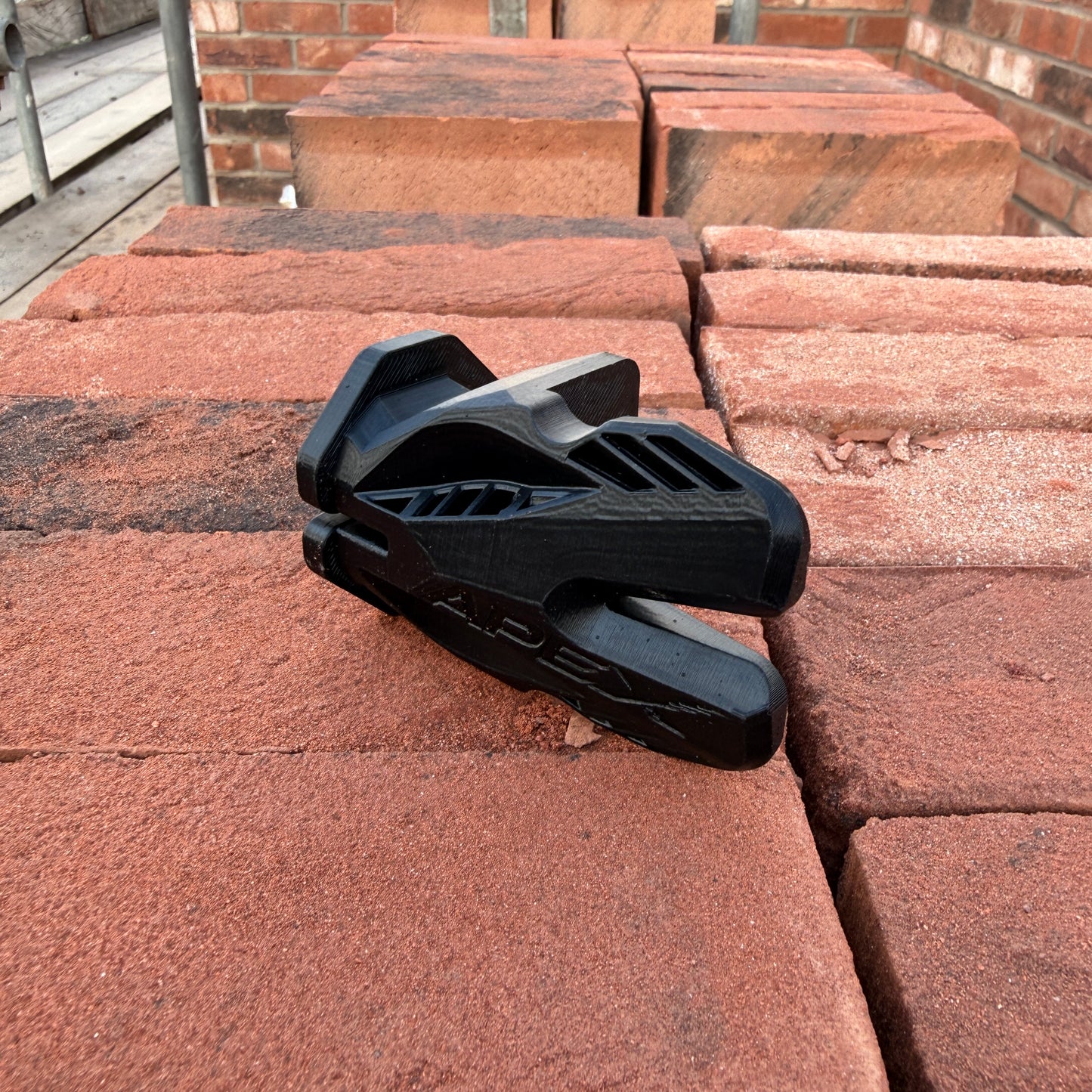 Crompton Apex Corner Block — Racing-Inspired Line Block for Bricklayers | UK Designed & Patented | 6 Colours | Pair
