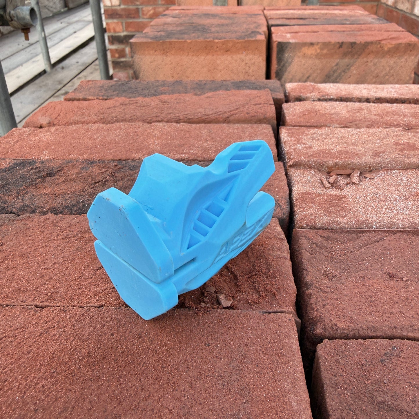 Crompton Apex Corner Block — Racing-Inspired Line Block for Bricklayers | UK Designed & Patented | 6 Colours | Pair