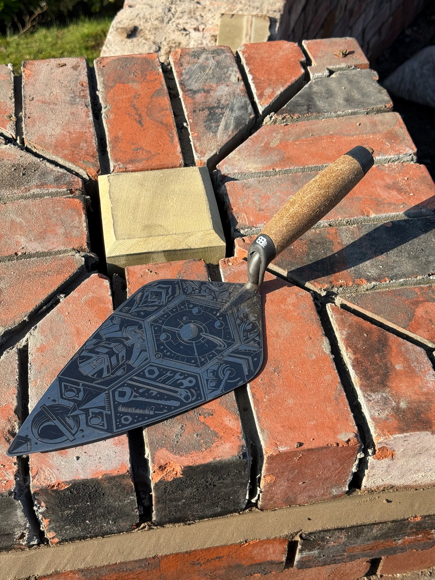 Tattoo Trowel 11 inch London Wide - Futuristic Design